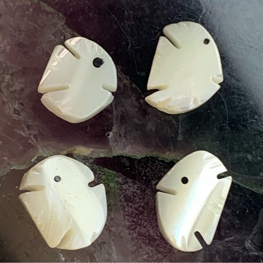 4 Hand Carved Mother of Pearl Fish Fetish Beads MOP Angelfish Vintage Lot 10mm - Picture 9 of 16